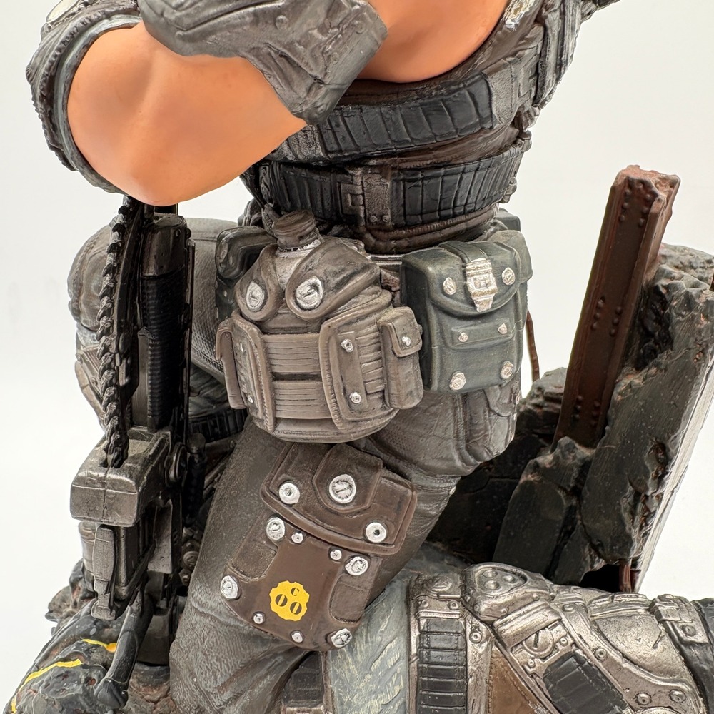 Gears of War 3 Epic Edition Xbox 360 Game, Marcus Fenix Statue, Medal, Book 2011 - Picture 11 of 16